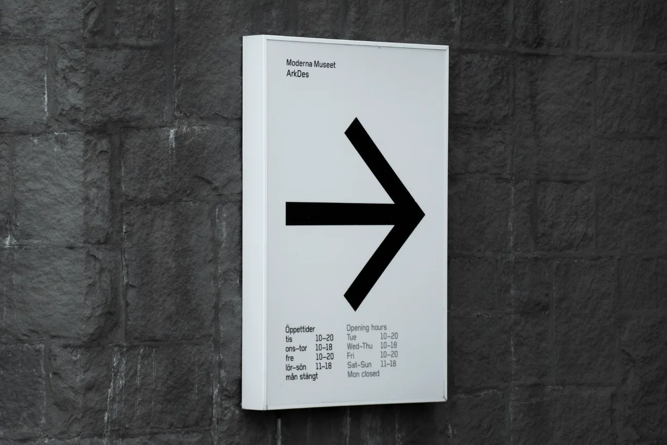 Wayfinding sign with directional arrow